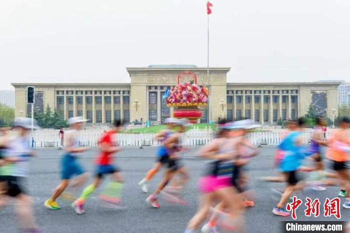 2023石家庄马拉松开赛：埃塞俄比亚选手图卢·费