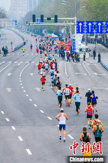 2023石家庄马拉松开赛：埃塞俄比亚选手图卢·费