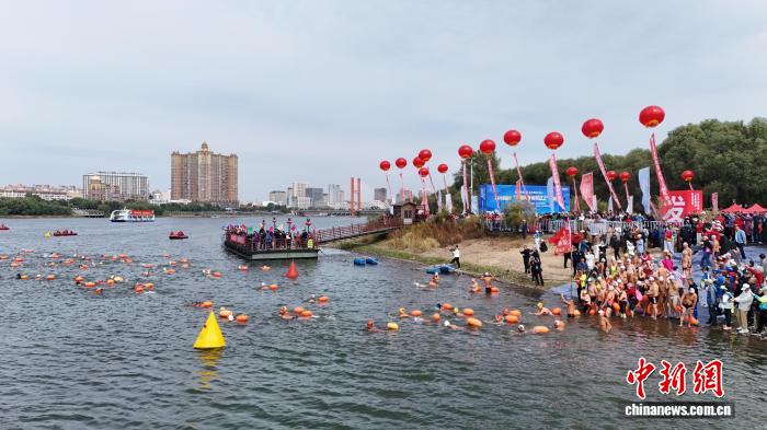 吉林市200名游泳爱好者挑战松花江横渡 体验“不