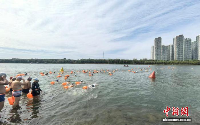 吉林市200名游泳爱好者挑战松花江横渡 体验“不