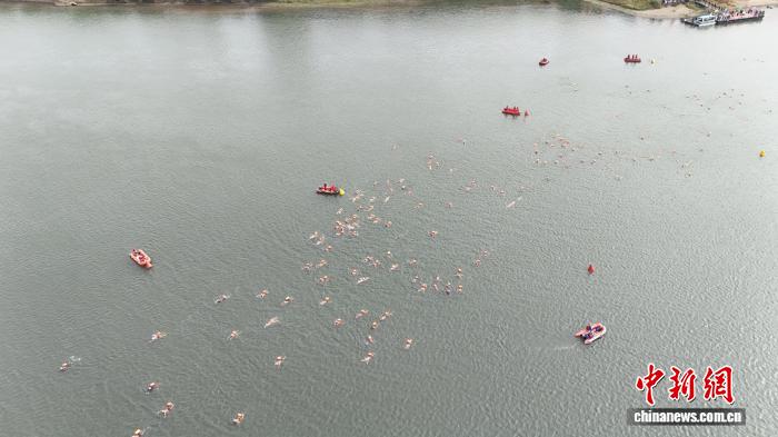 吉林市200名游泳爱好者挑战松花江横渡 体验“不