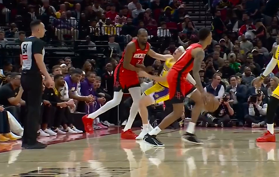 KD推倒里夫斯引争议 包夹战术激化矛盾