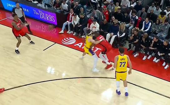 KD推倒里夫斯引争议 包夹战术激化矛盾