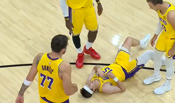 KD推倒里夫斯引争议 包夹战术激化矛盾