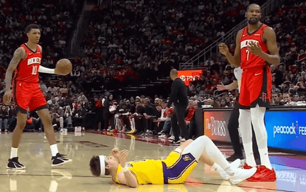 杜兰特推倒里夫斯引判罚争议 火箭记者质疑一级