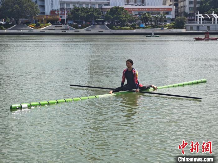 海南代表团独竹漂队员水上绝技引惊叹