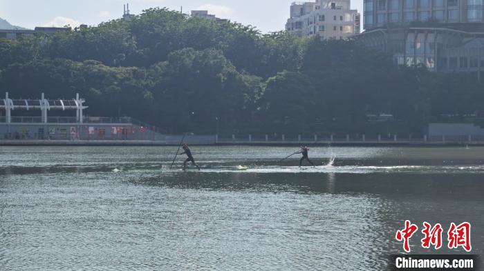 海南代表团独竹漂队员水上绝技引惊叹