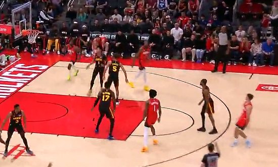 火箭谢泼德首节三分命中助队领先老鹰