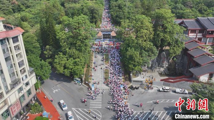 近万人参与的2024年广东省阳山县第十届登山活动